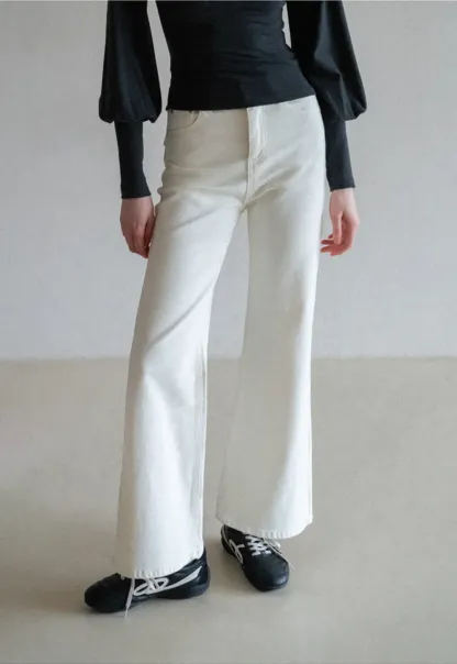 flared high waist jeans with back pocket design