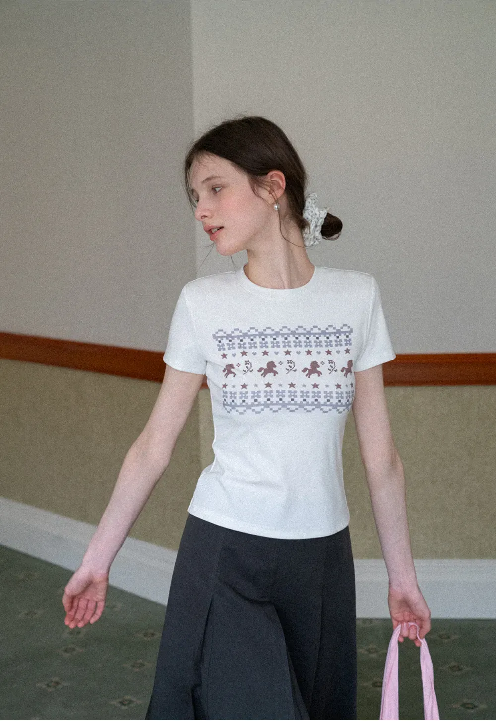 Short sleeve t shirt with embroidered pattern band