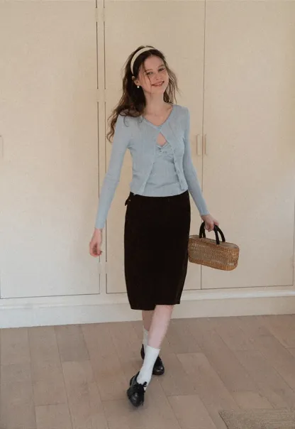 Ribbed knit sweater with V neckline and long sleeves