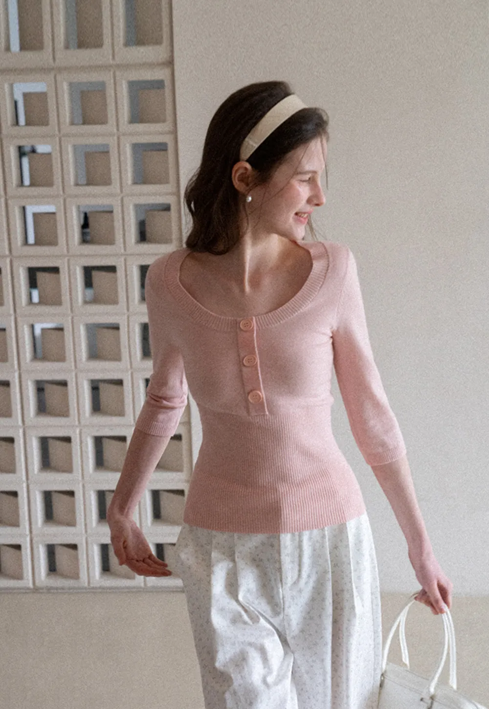 Woolen knit sweater with ribbed hem and cuffs