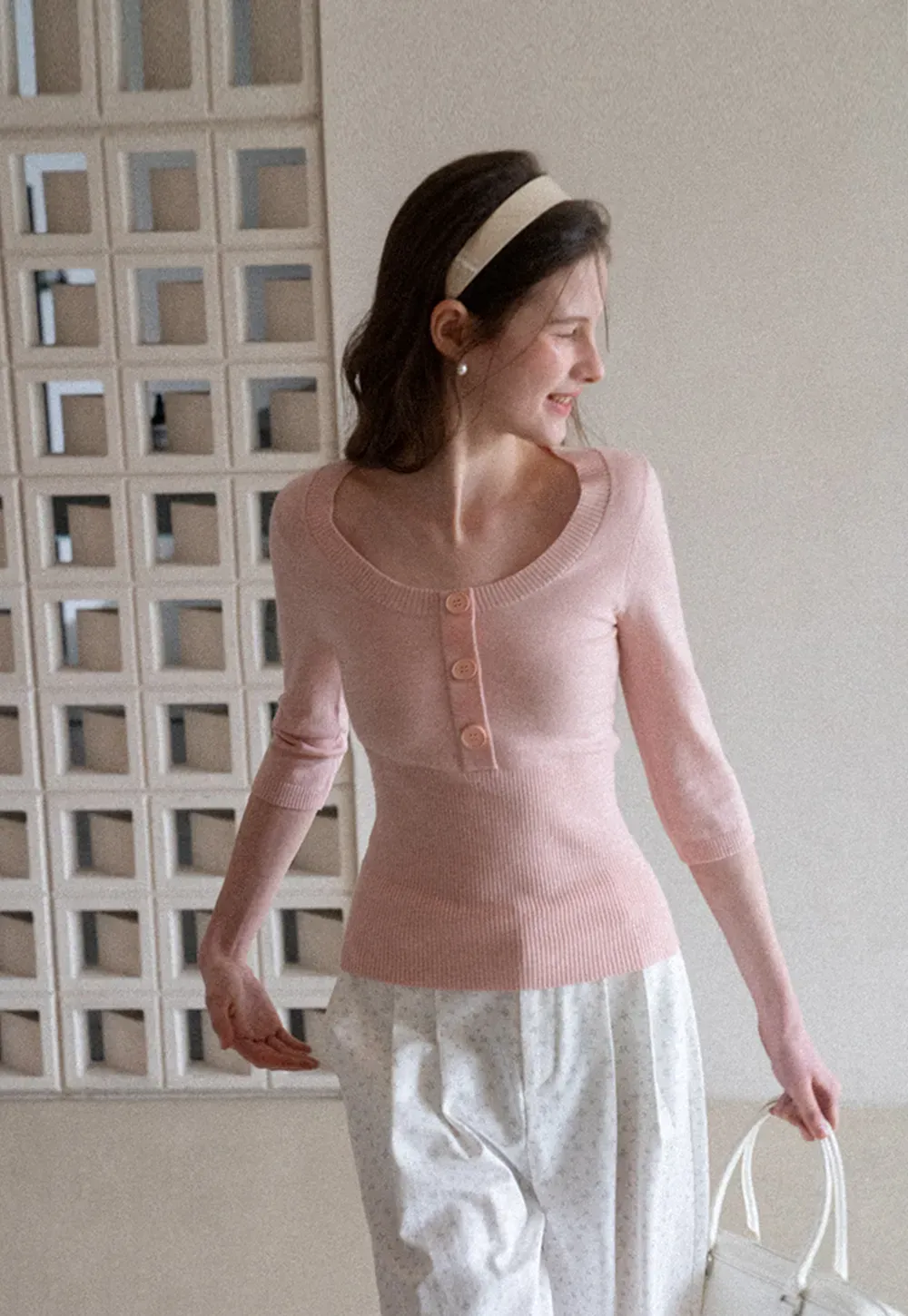 Woolen knit sweater with ribbed hem and cuffs