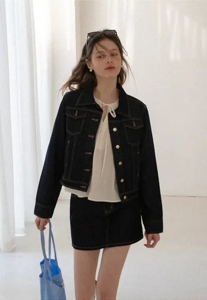 Pleated blouse with tie neck and long sleeves