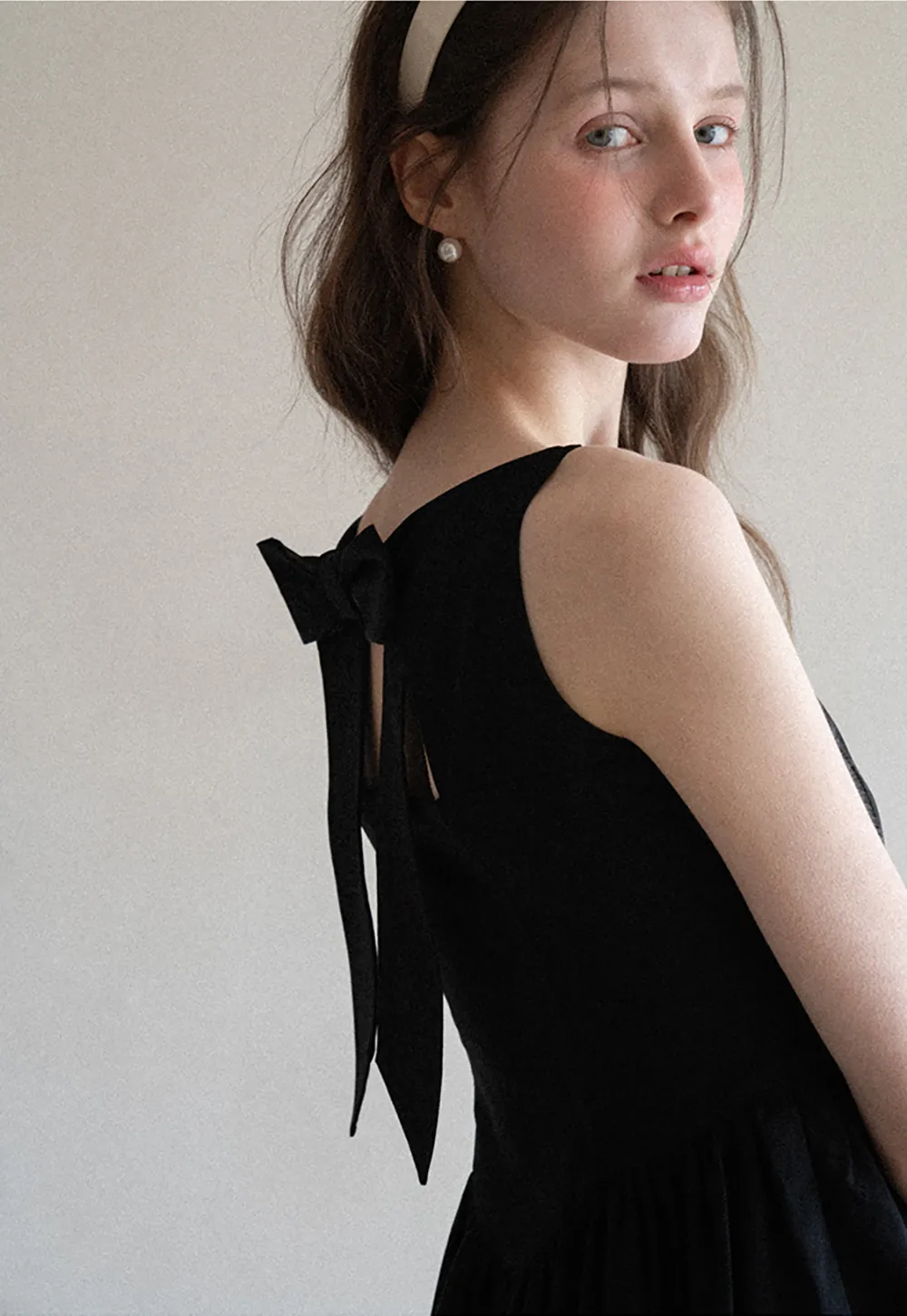 Sleeveless dress with back bow detail