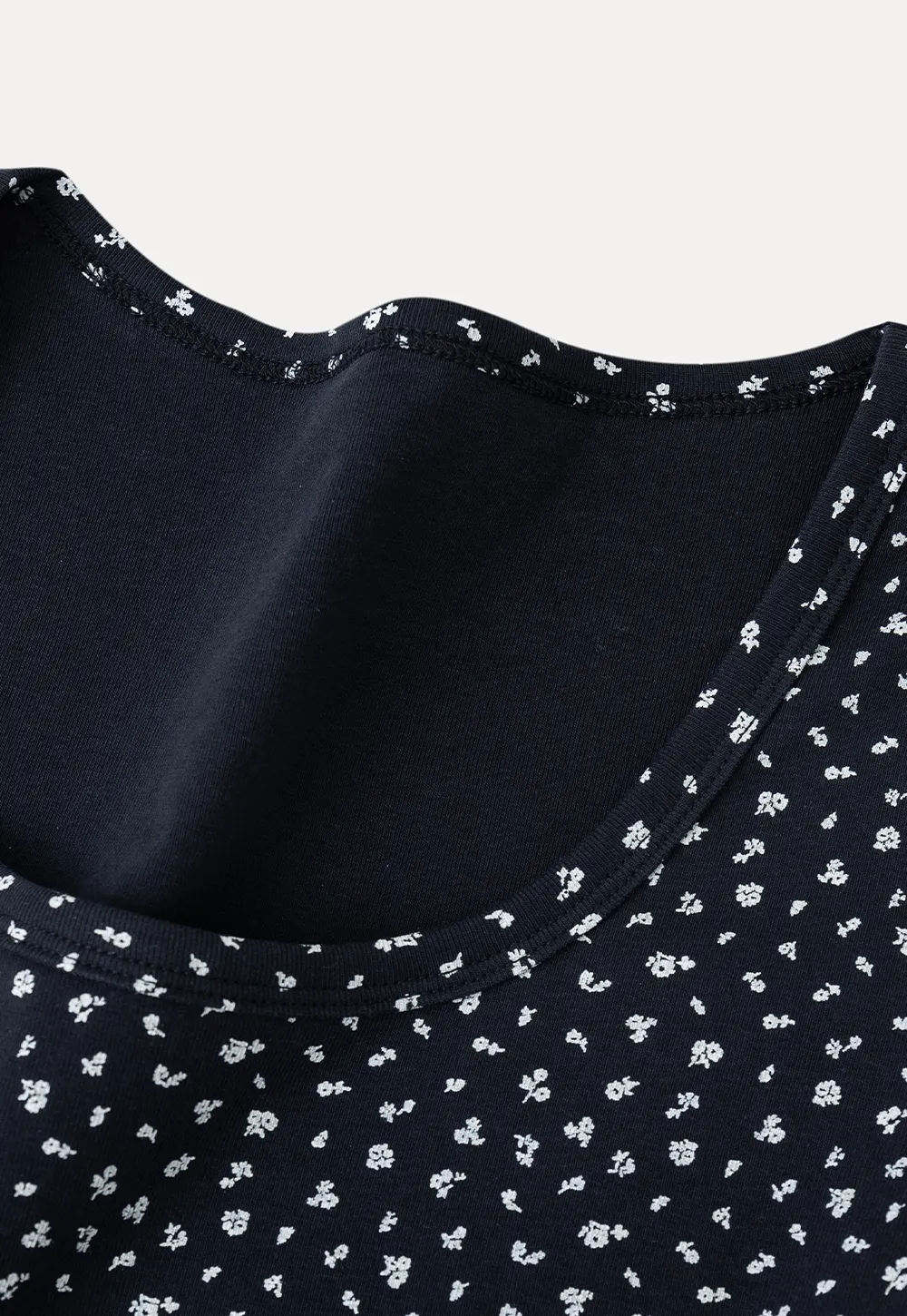 Short sleeve top with polka dot pattern and ruffled hem