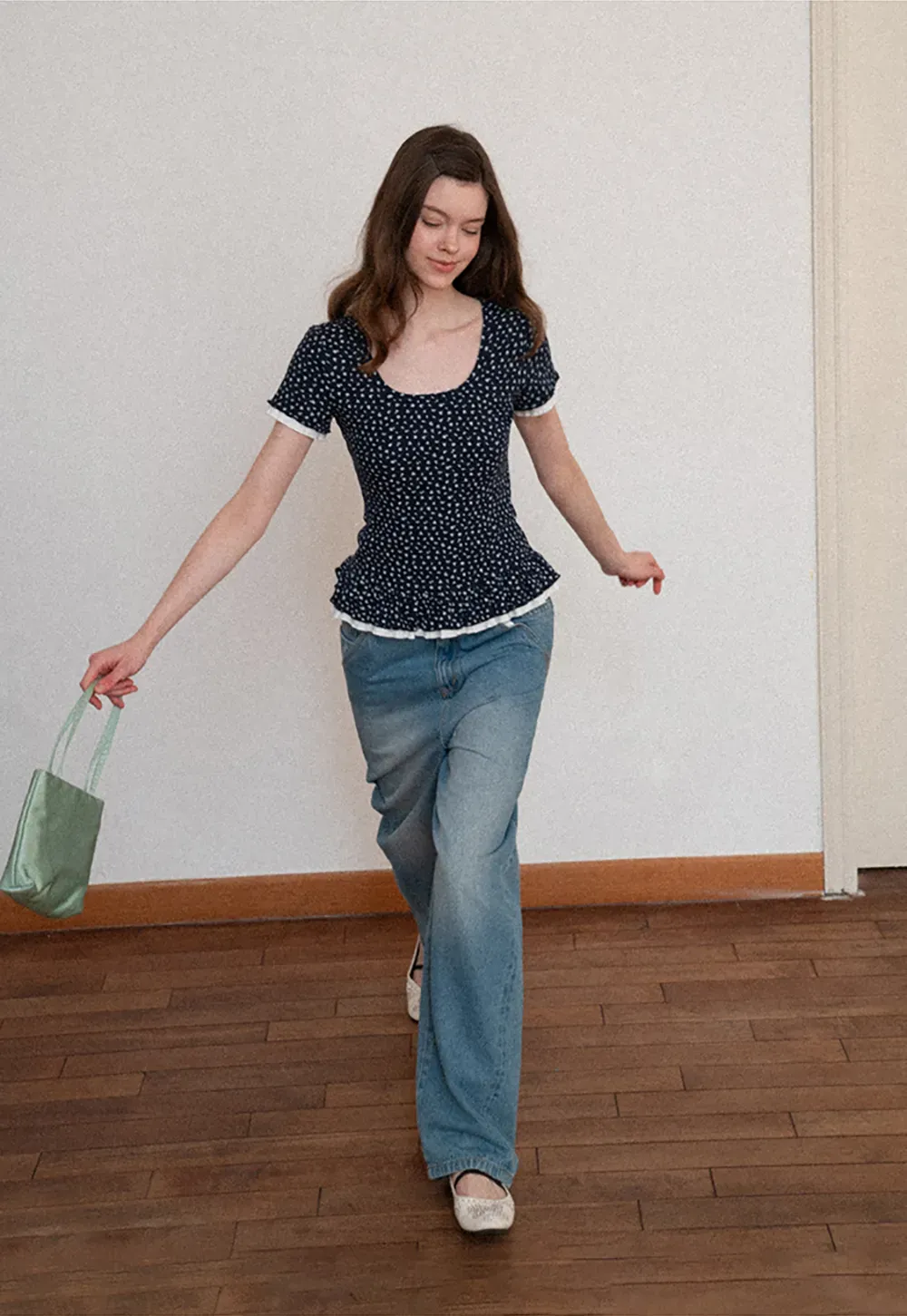 Short sleeve top with polka dot pattern and ruffled hem