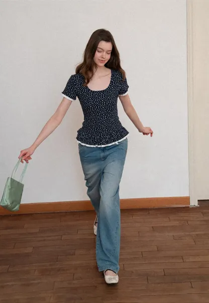 Short sleeve top with polka dot pattern and ruffled hem