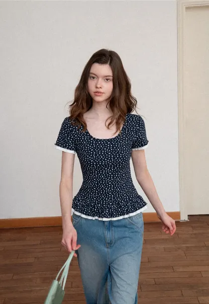 Short sleeve top with polka dot pattern and ruffled hem