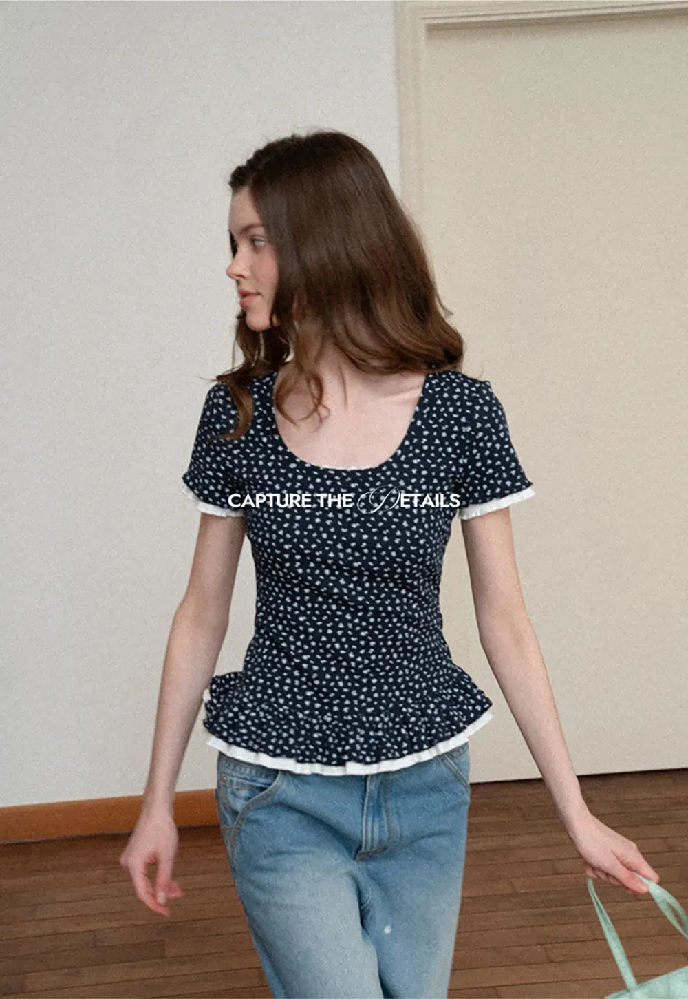 Short sleeve top with polka dot pattern and ruffled hem