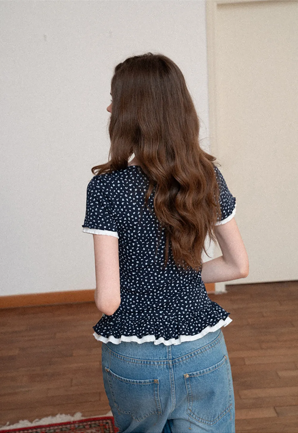 Short sleeve top with polka dot pattern and ruffled hem