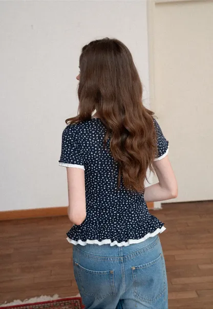 Short sleeve top with polka dot pattern and ruffled hem