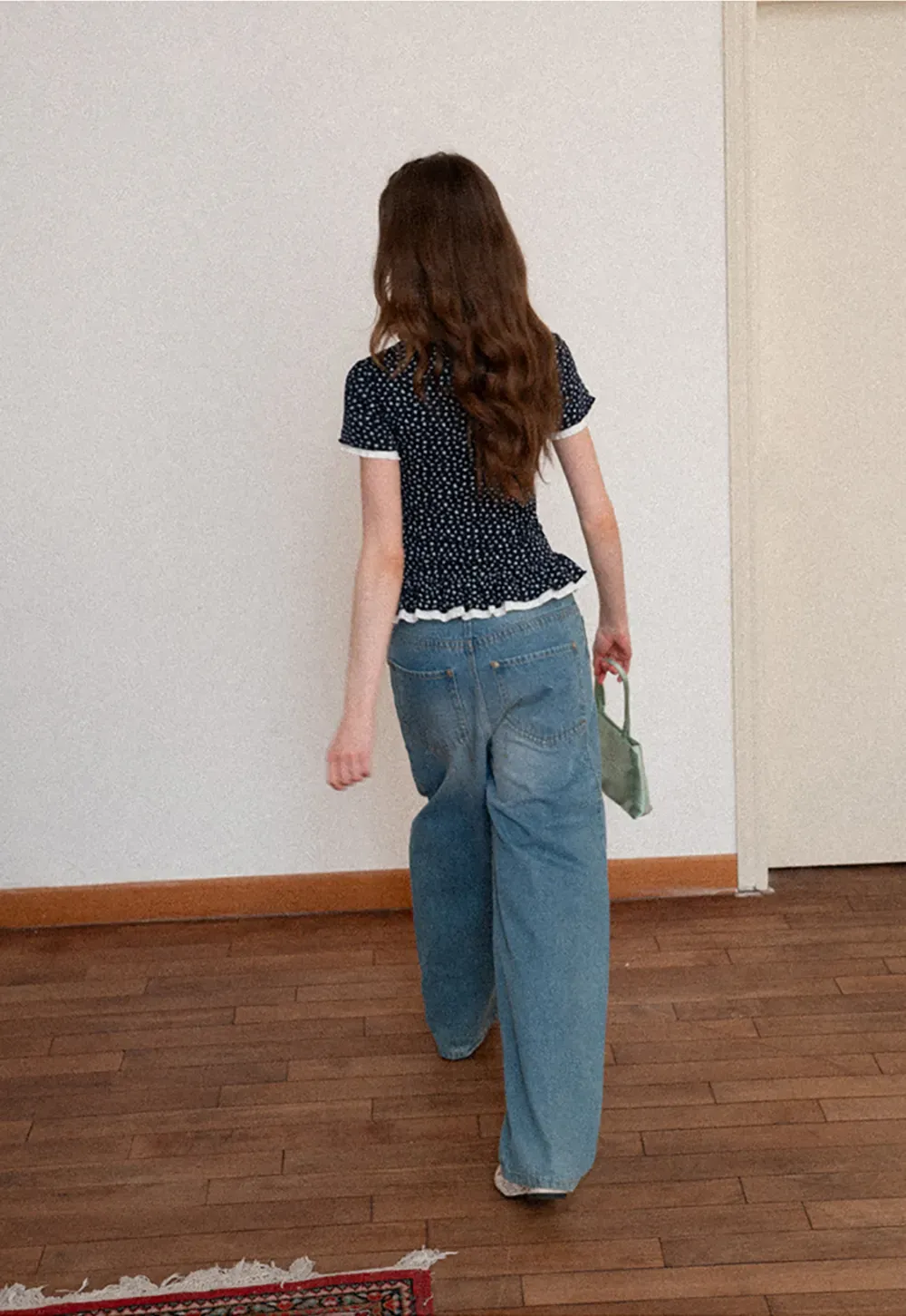 Short sleeve top with polka dot pattern and ruffled hem