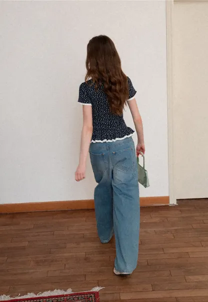 Short sleeve top with polka dot pattern and ruffled hem