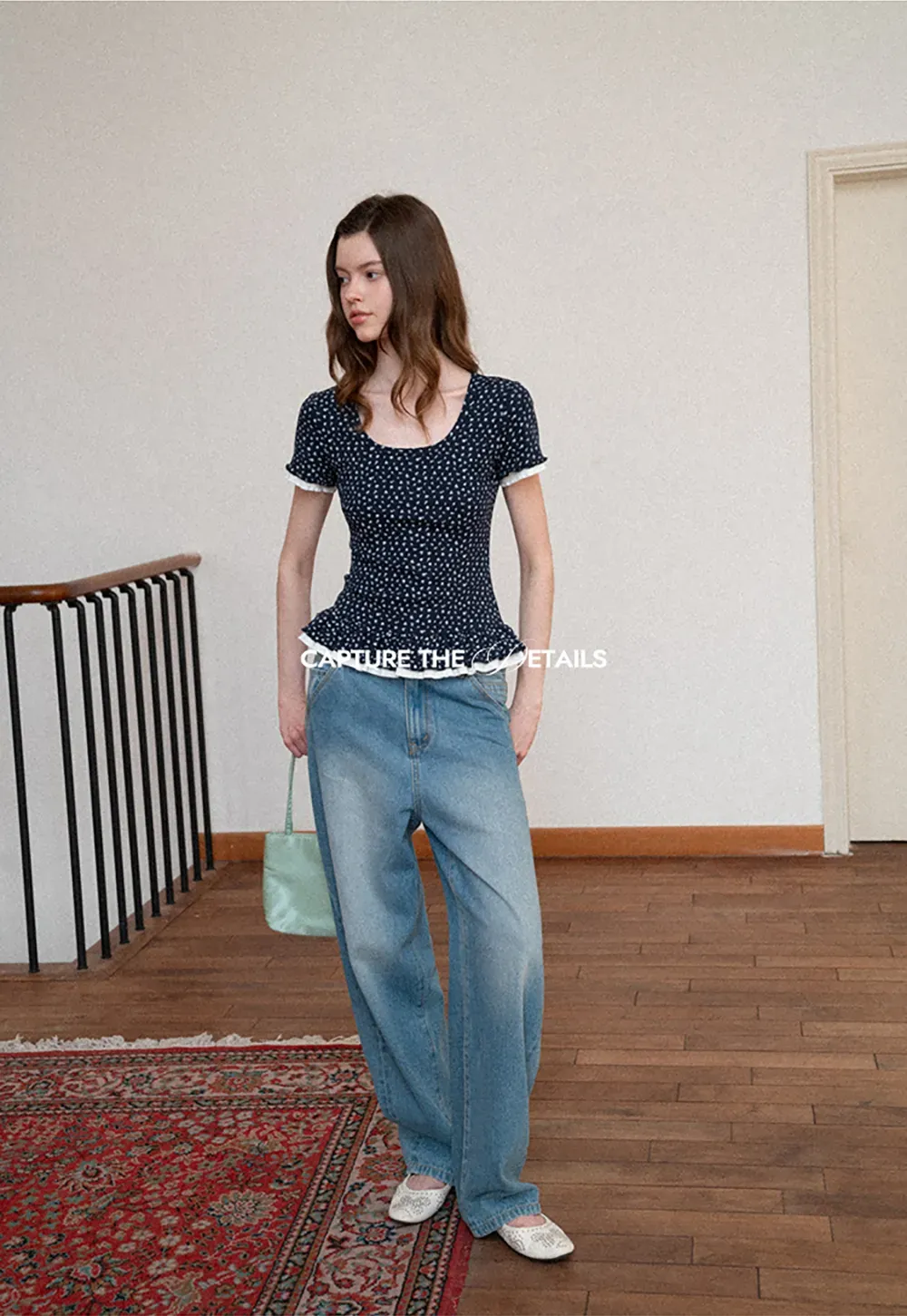 Short sleeve top with polka dot pattern and ruffled hem