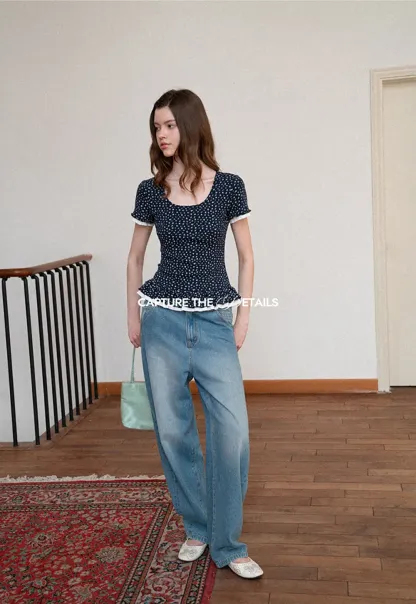 Short sleeve top with polka dot pattern and ruffled hem