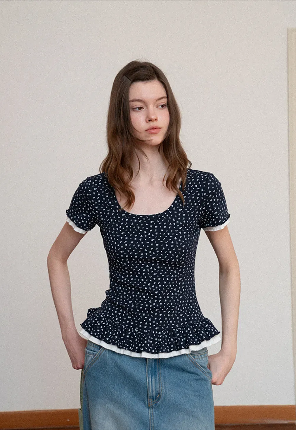 Short sleeve top with polka dot pattern and ruffled hem