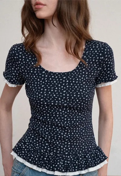 Short sleeve top with polka dot pattern and ruffled hem