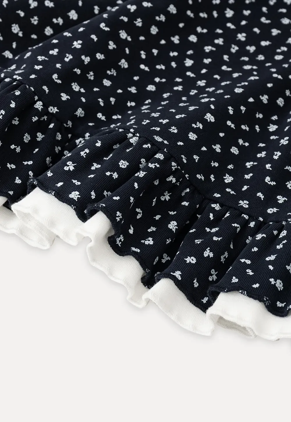 Short sleeve top with polka dot pattern and ruffled hem