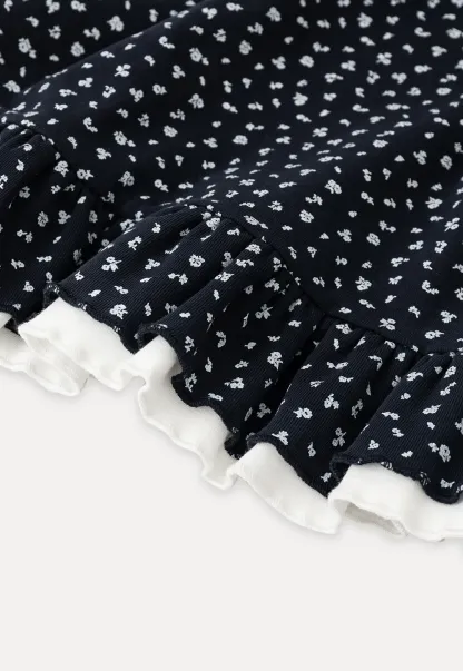 Short sleeve top with polka dot pattern and ruffled hem