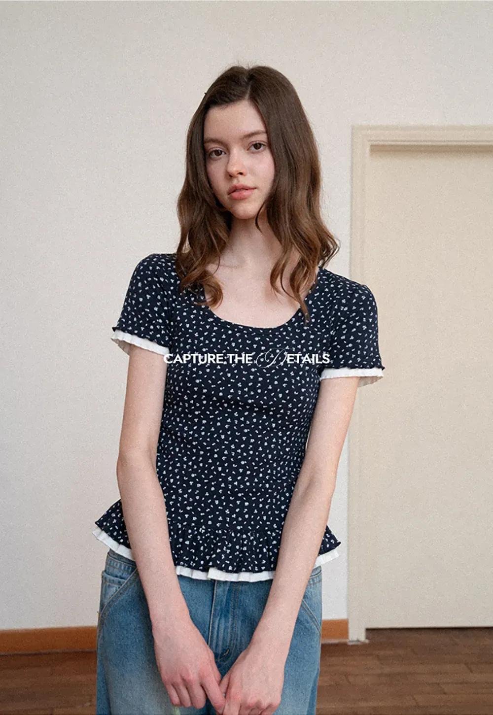 Short sleeve top with polka dot pattern and ruffled hem
