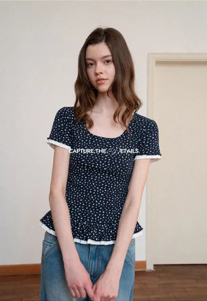 Short sleeve top with polka dot pattern and ruffled hem