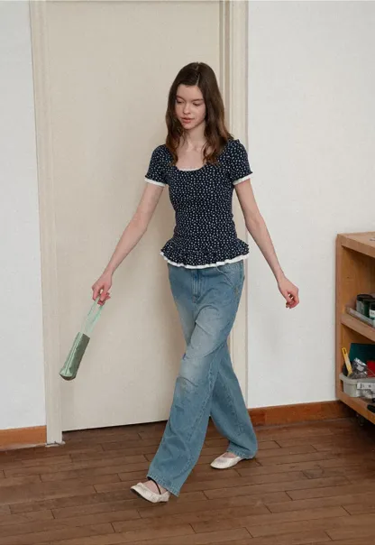 Short sleeve top with polka dot pattern and ruffled hem