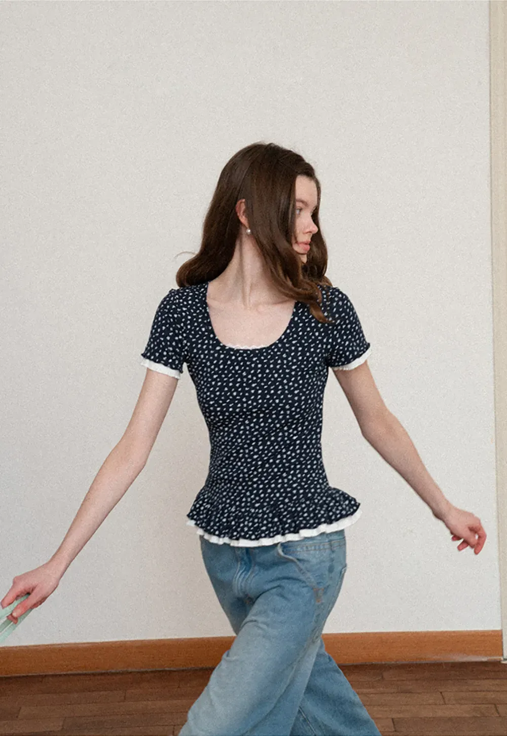 Short sleeve top with polka dot pattern and ruffled hem
