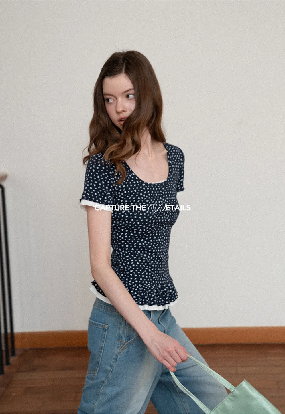 Short sleeve top with polka dot pattern and ruffled hem