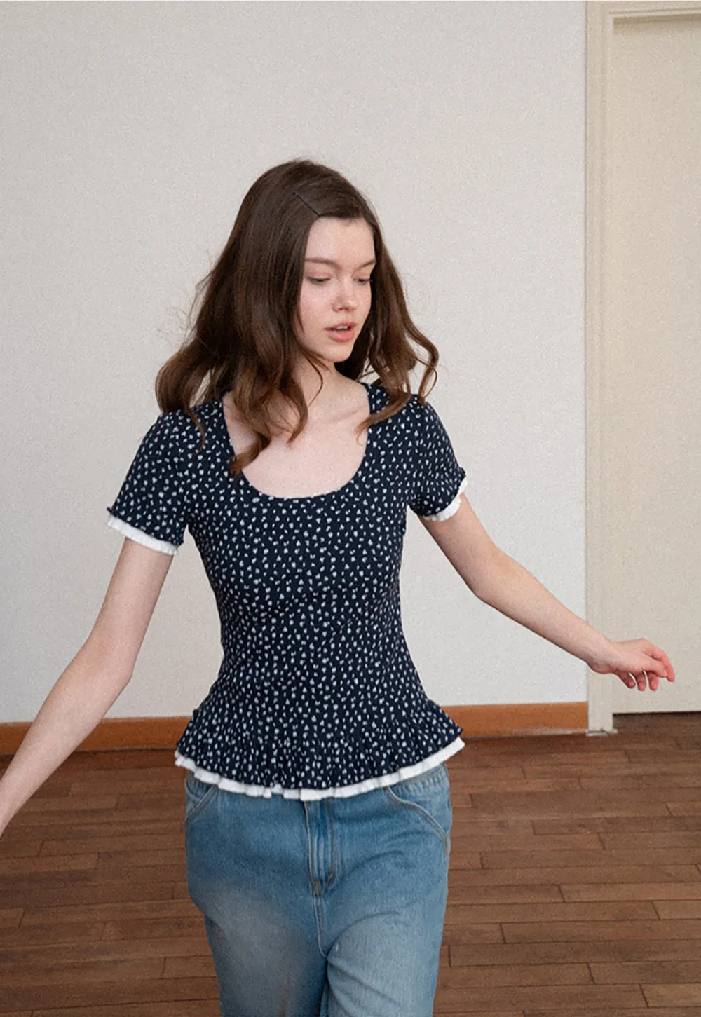 Short sleeve top with polka dot pattern and ruffled hem