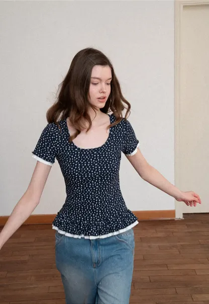 Short sleeve top with polka dot pattern and ruffled hem