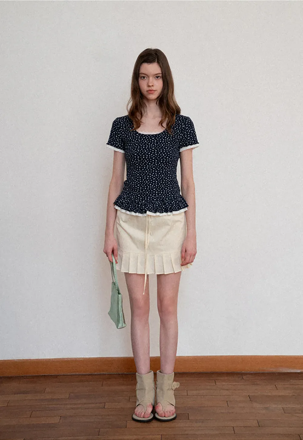 Short sleeve top with polka dot pattern and ruffled hem