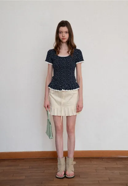 Short sleeve top with polka dot pattern and ruffled hem