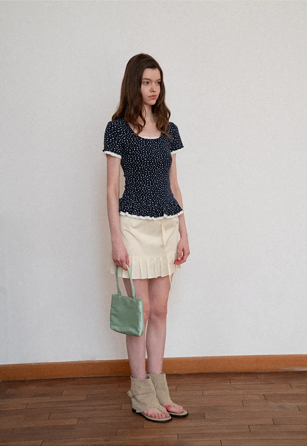 Short sleeve top with polka dot pattern and ruffled hem