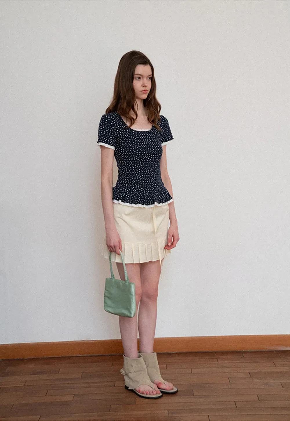 Short sleeve top with polka dot pattern and ruffled hem