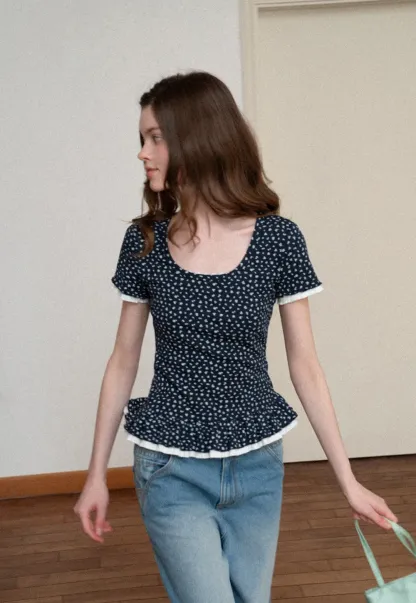 Short sleeve top with polka dot pattern and ruffled hem