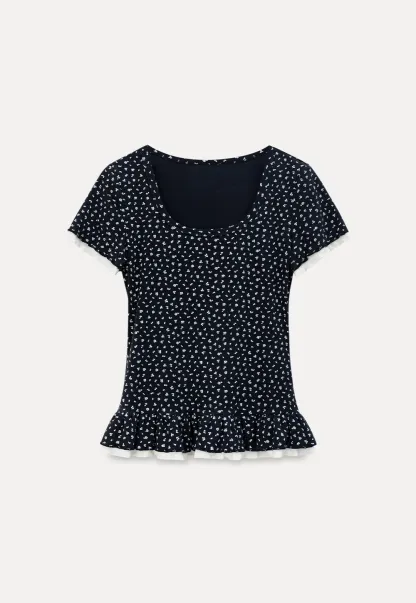 Short sleeve top with polka dot pattern and ruffled hem