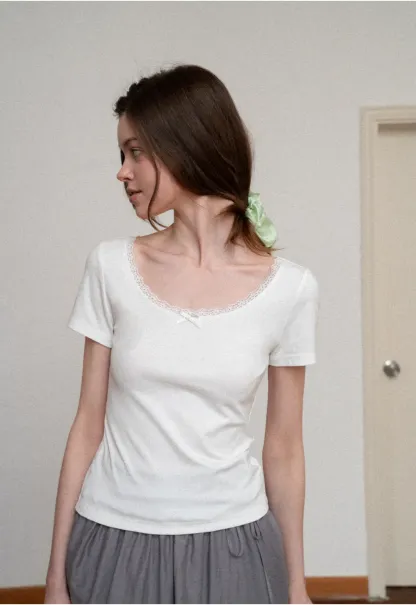 Short sleeve T-shirt with lace trim neckline