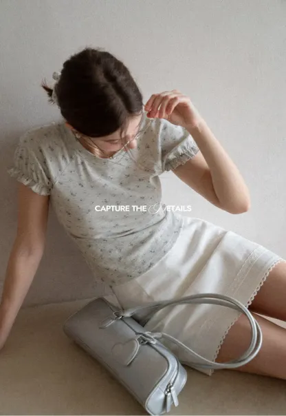 Short sleeve T-shirt with floral print and ruffled cuffs