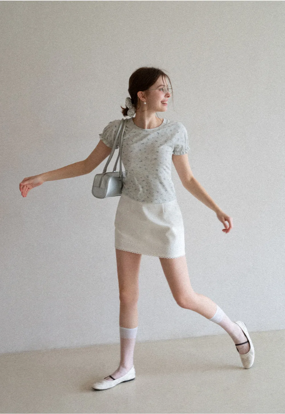 Short sleeve T-shirt with floral print and ruffled cuffs