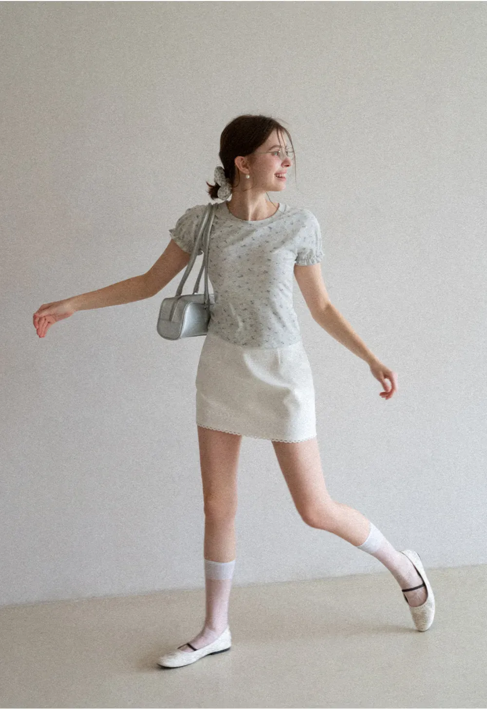 Short sleeve T-shirt with floral print and ruffled cuffs