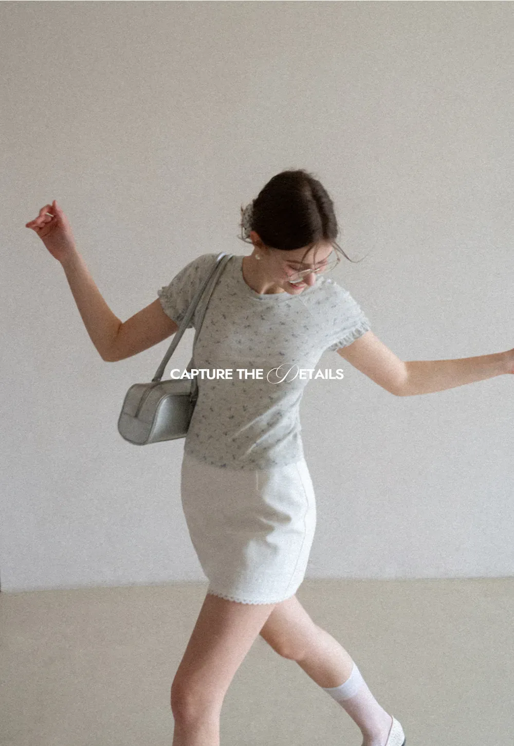 Short sleeve T-shirt with floral print and ruffled cuffs