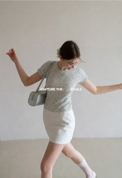 Short sleeve T-shirt with floral print and ruffled cuffs