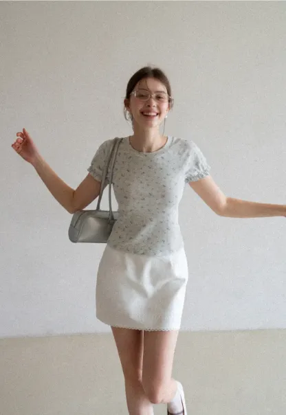 Short sleeve T-shirt with floral print and ruffled cuffs