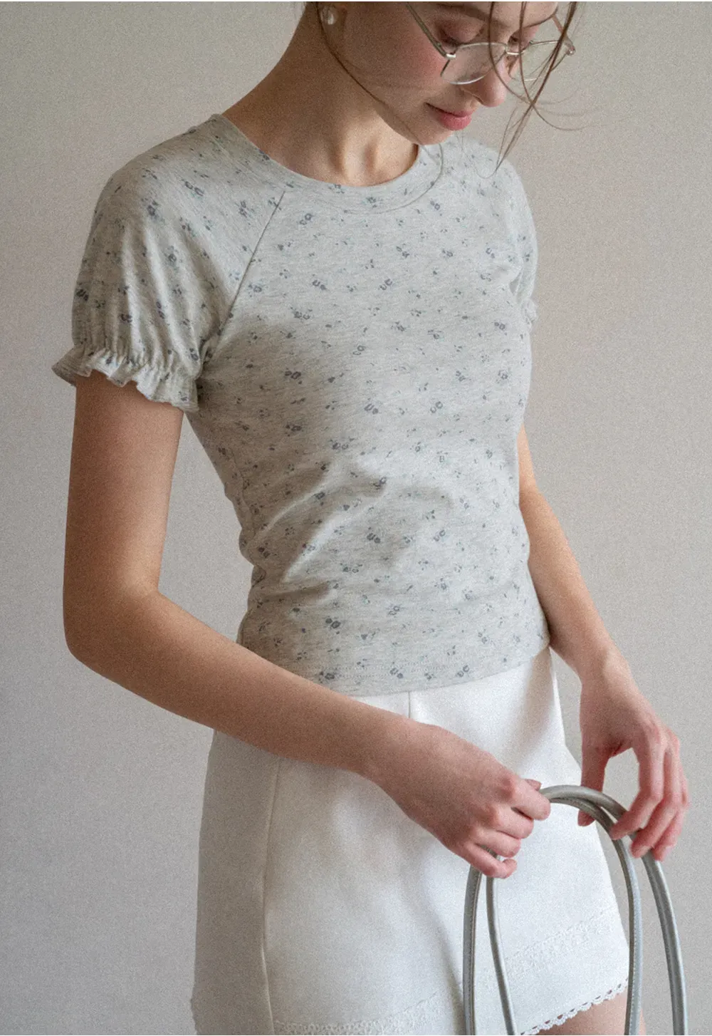 Short sleeve T-shirt with floral print and ruffled cuffs