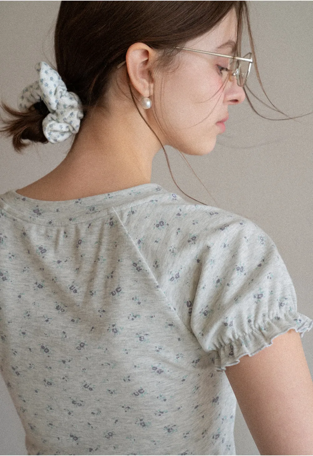 Short sleeve T-shirt with floral print and ruffled cuffs