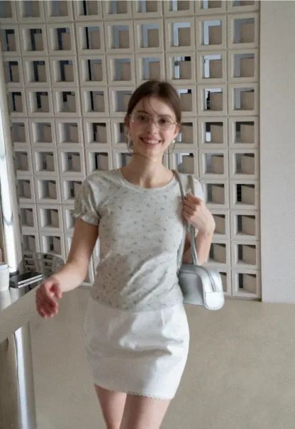 Short sleeve T-shirt with floral print and ruffled cuffs