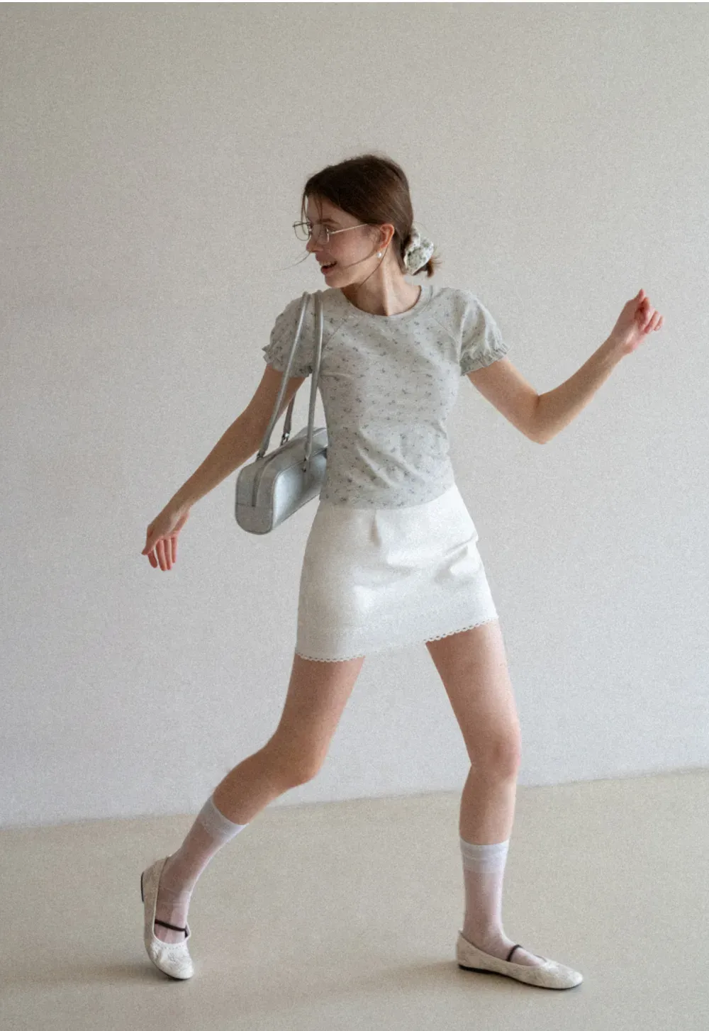 Short sleeve T-shirt with floral print and ruffled cuffs