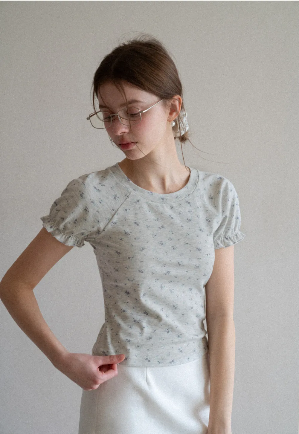 Short sleeve T-shirt with floral print and ruffled cuffs