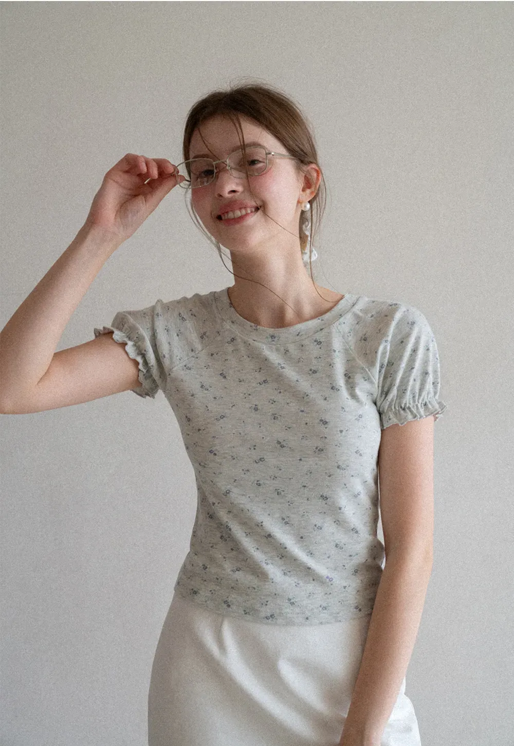 Short sleeve T-shirt with floral print and ruffled cuffs