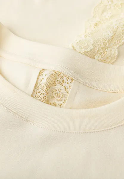 Short sleeve tshirt with lace back detail