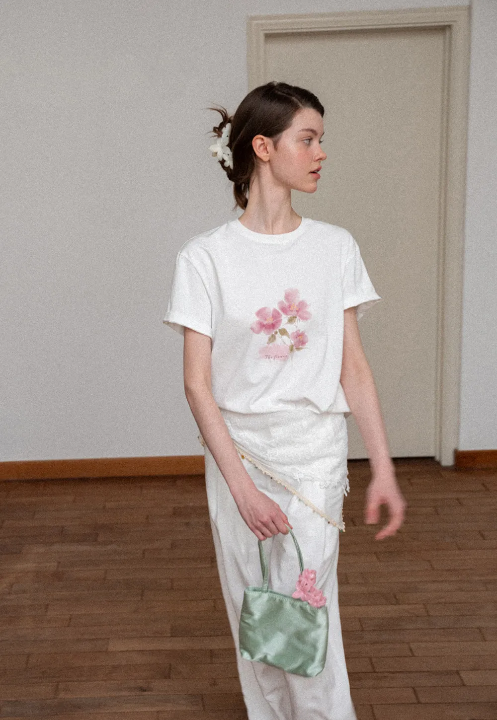 Floral Print Graphic Tee with Crew Neck and Short Sleeves